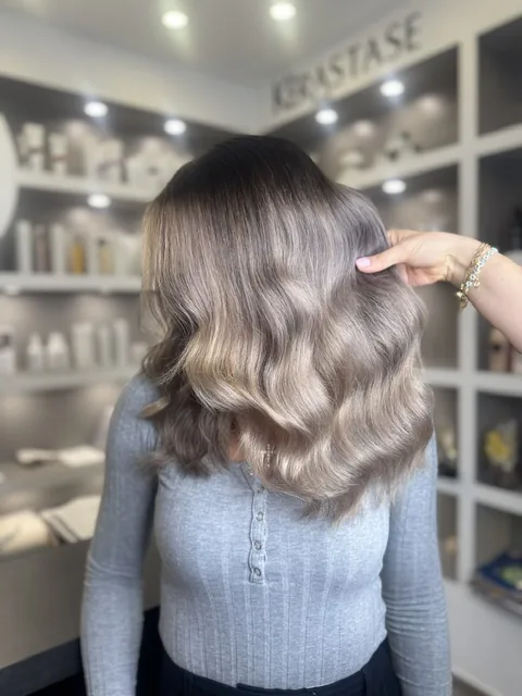 Balayage in Aschblond mit weichen Wellen, N.Y. Classic Hairsalon in Linden bei Gießen