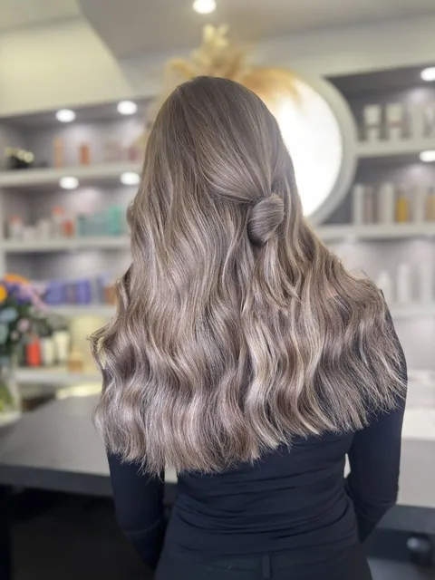 Balayage in Aschbraun mit Wellen, Coloration im N.Y. Classic Hairsalon in Linden
