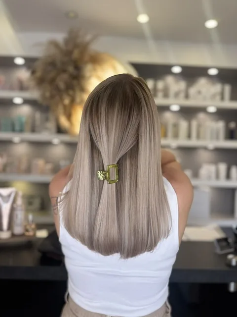 Blonde Balayage auf glattem Haar mit weichem Übergang, Friseur in Linden-Leihgestern
