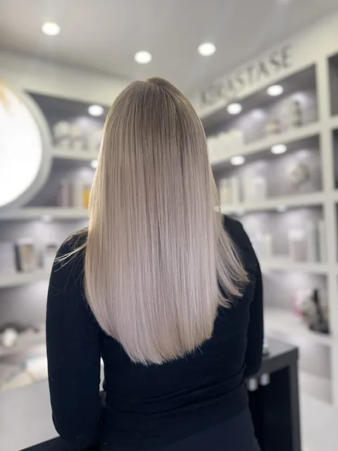Platinblonde Coloration auf glattem Haar, Blondierung im Salon in Linden bei Gießen