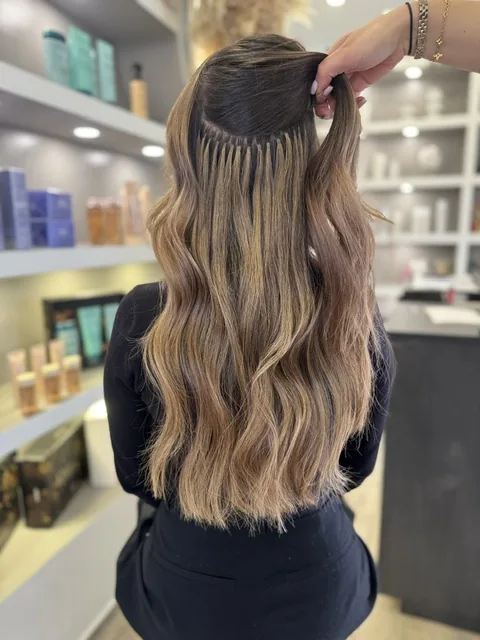 Extensions und Balayage kombiniert, braunes Haar mit sichtbaren Bondings am Ansatz, N.Y. Classic Hairsalon Linden