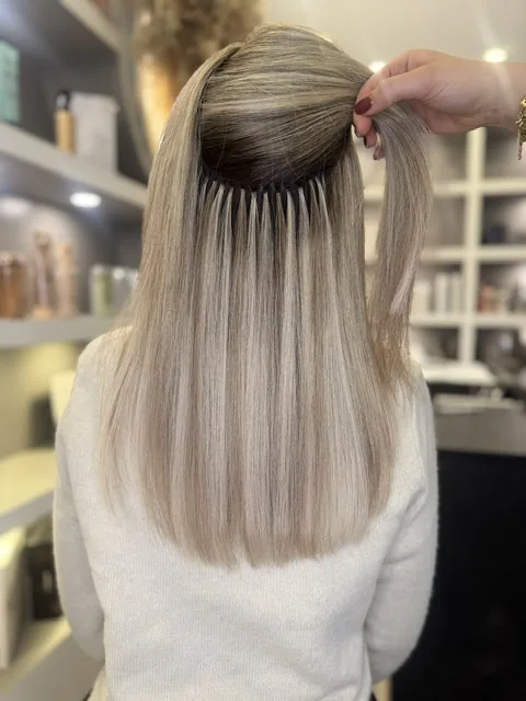 Haarverdichtung mit Great Lengths Bondings, aschblondes glattes Haar, Salon in Linden-Leihgestern