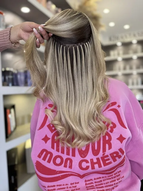 Great Lengths Bondings am Ansatz, blonde Extensions frisch gesetzt im N.Y. Classic Hairsalon in Linden bei Gießen