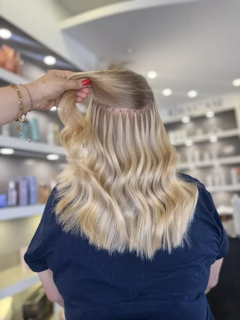 Blonde Great Lengths Extensions mit Wellen, Bondings am Ansatz, Friseur in Linden bei Gießen