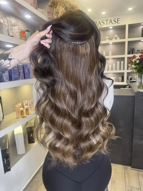 Haarverlängerung mit Great Lengths, dunkelbraunes langes Haar mit Wellen, Salon in Linden bei Gießen
